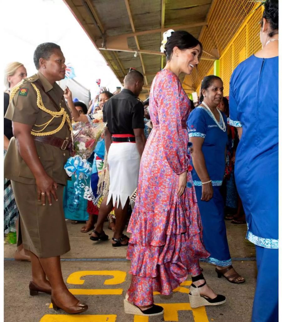 Meghan Markle wird an Tag neun ihrer Südpazifik-Tour von Frauen beschützt.