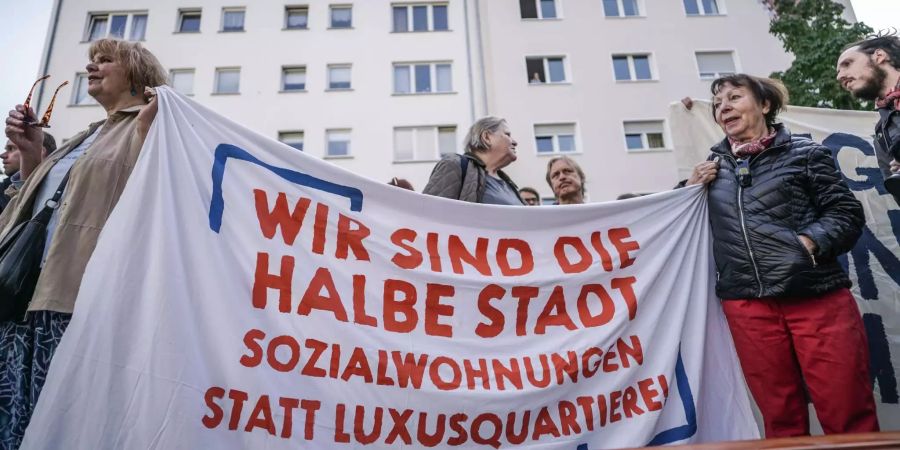 Menschen demonstrieren im Stadtteil Nordend in Frankfurt am Main (D) für bezahlbaren Wohnraum mit einem Transparent.