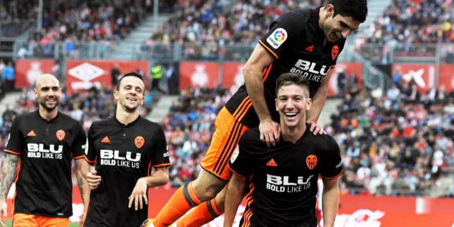 Luciano Vietto (rechts) feiert mit seinen Teamkollegen des FC Valencia ein Tor gegen Girona.