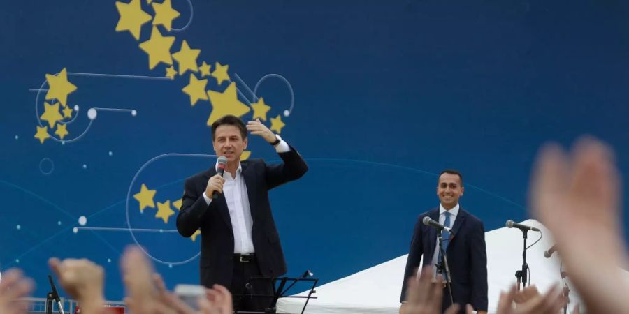 Giuseppe Conte (links), Ministerpräsident von Italien, hält eine Rede bei einer Veranstaltung der Fünf-Sterne-Bewegung. Neben ihm steht Luigi Di Maio, stellvertretender Ministerpräsident von Italien.