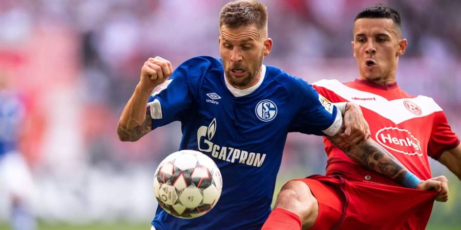 Düsseldorfs Alfredo Morales (rechts) und Schalkes Guido Burgstaller kämpfen um den Ball.