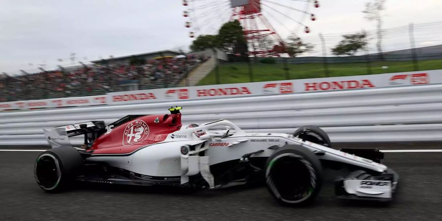 Charles Leclerc dreht auf der Strecke in Suzuka eine Runde.