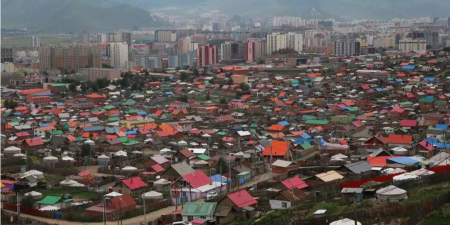 Die mongolische Hauptstadt Ulan Bator ist zwischen Hügeln gelegen.