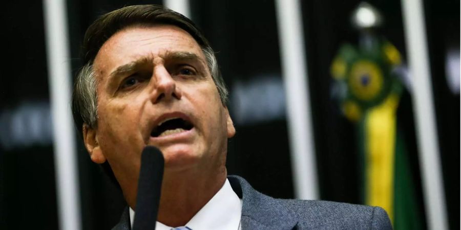 Der Rechtspopulist Jair Bolsonaro spricht im Parlament.