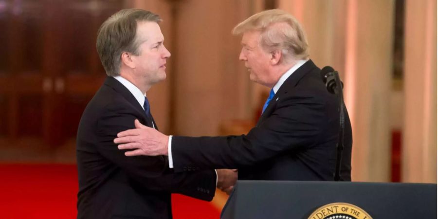 Brett Kavanaugh und Donald Trump schütteln sich die Hand.