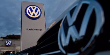 VW-Neuwagen stehen an einem Volkswagen Autohaus.