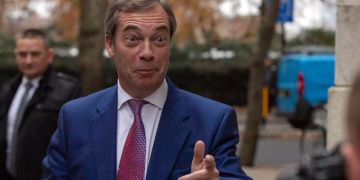 Nigel Farage, Ex-Chef der UK Independence Party (UKIP), verlässt eine unabhängige Rundfunkgesellschaft.