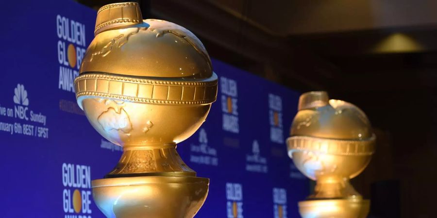 Statuen in Form der Golden Globes stehen vor der Nominierung für die 76. Golden Globe Awards auf der Bühne.