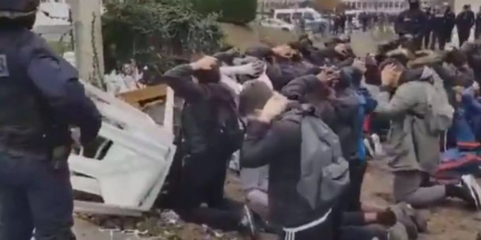 Schüler in Frankreich müssen niederknien. Schüler in Frankreich müssen niederknien.