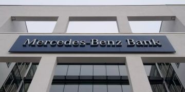 Das Logo der Mercedes-Benz Bank, aufgenommen an der Firmenzentrale in Stuttgart (D).