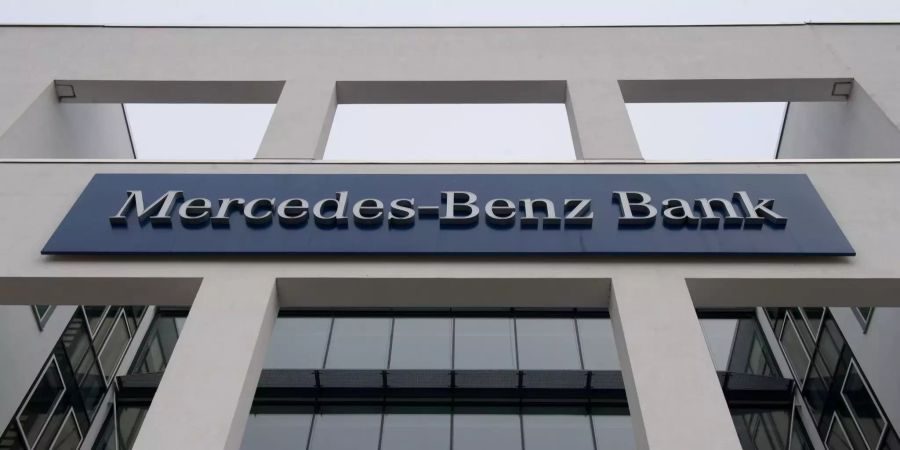 Das Logo der Mercedes-Benz Bank, aufgenommen an der Firmenzentrale in Stuttgart (D).