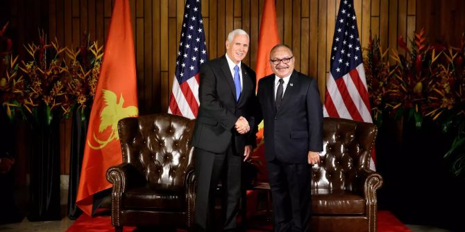 US-Vizepräsident Mike Pence (l) und Peter O'Neill, Papua-Neuguineas Premierminister.