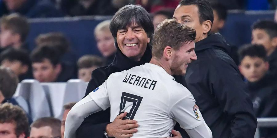 Joachim Löw umarmt Timo Werner.