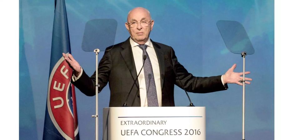 Michael Van Praag, damaliger Kandidat für die UEFA Präsidentschaft, hält beim zwölften ausserordentlichen UEFA Kongress 2016 in Athen eine Rede.