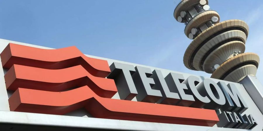 Ein Schriftzug der Telecom Italia an einem Gebäude.