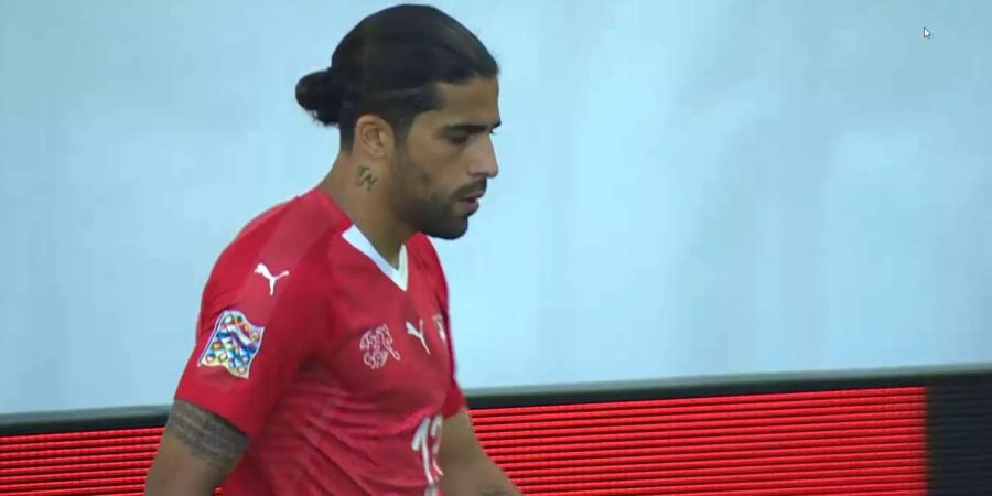 Ricardo Rodriguez tritt zu einem Eckball an.