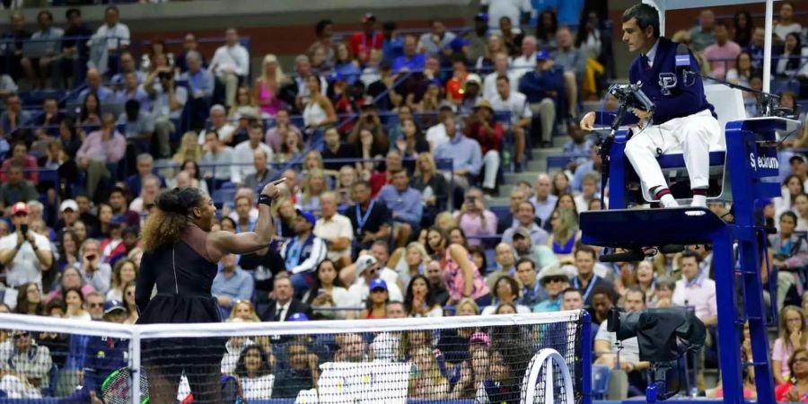 Serena Williams beschimpft Schiedsrichter Carlos Ramos im US-Open-Finale gegen Naomi Osaka als Dieb.