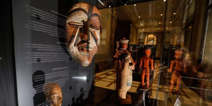 Nach knapp fünfjährigen Renovierungs- und Erweiterungsarbeiten wird das Museum am 08.12. wieder eröffnet. Blick während eines Presserundgangs auf Ausstellungsstücke im Afrika-Museum.