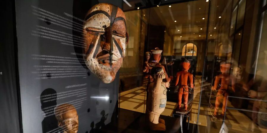 Blick während eines Presserundgangs auf Ausstellungsstücke im Afrika-Museum.