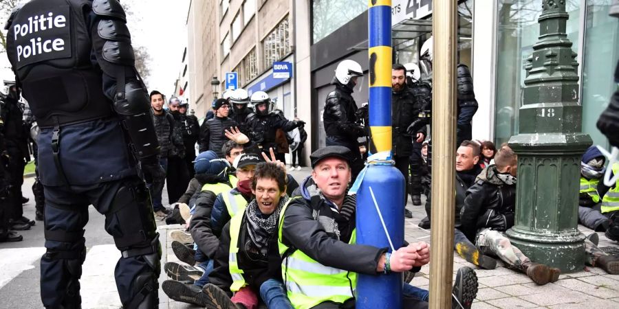 Festgenommene Demonstranten der «Gelbwesten» sitzen nach ihrer Festnahme auf dem Boden in Brüssel.