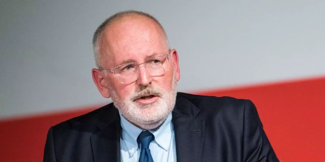 Frans Timmermans (SPE), Vizepräsident der EU-Kommission, spricht während des Landesparteitags der SPD Hamburg.