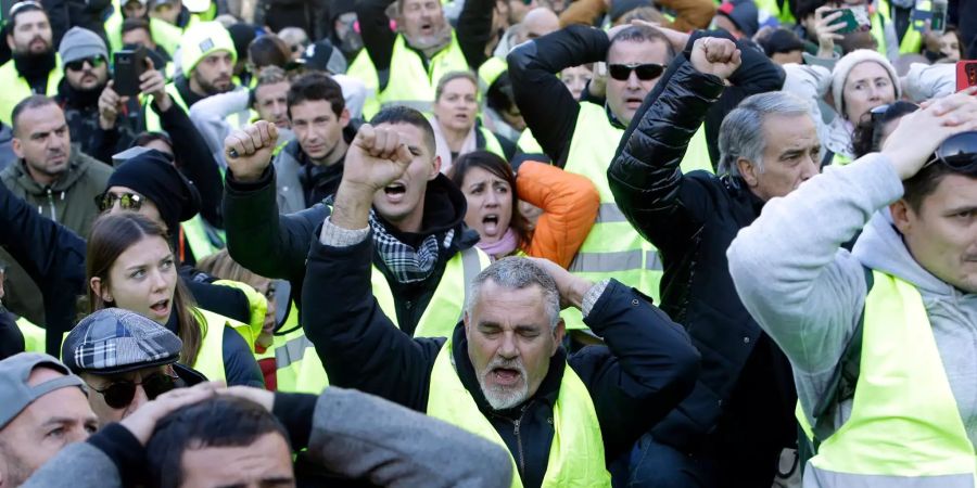 emonstranten der «Gilets Jaunes» (Gelbwesten) rufen Slogans.