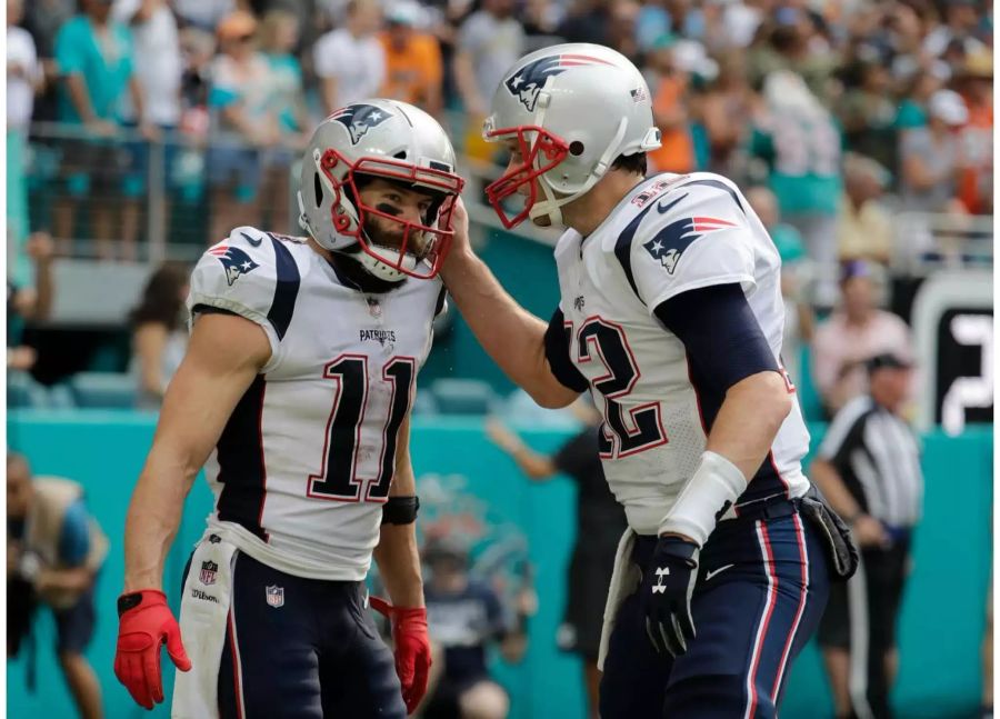 Was für eine dumme Niederlage für die Pats: Zuerst vergibt Gostkowski einen Extrapunkt, dann lässt sich QB-Legende in der Redzone sacken. Was dann folgt ist der wohl meistumjubelte Moment des Spieltags: Die Miami Dolphins holen sich den Sieg in allerletzter Sekunde mit einem frechen Spielzug (siehe Tweet). Damit vertagt sich die Entscheidung in der Division.