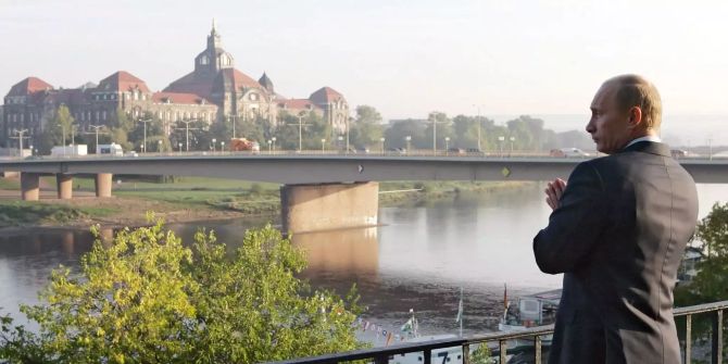 Russlands Präsident Wladimir Putin steht am Dresdner Terrassenufer.