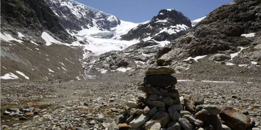 Der Steingletscher auf dem Sustenpass schmilzt weiter ab und ist nur noch weit hinten zu erkennen.