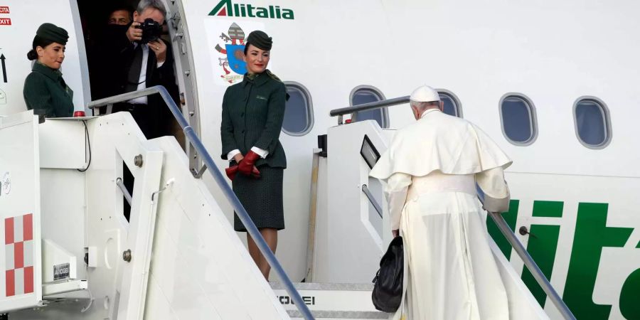 Papst Franziskus steigt in ein Flugzeug auf dem internationalen Flughafen Fiumicino.