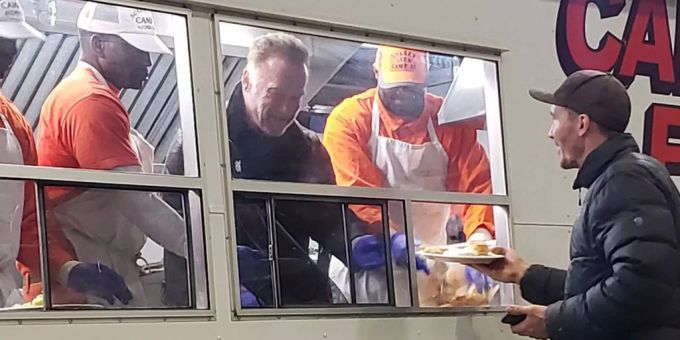 Arnold Schwarzenegger hilft Frühstück verteilen nach den Bränden in Kalifornien. Er setzt sich immer wieder für Menschen in Not ein. arnold schwarzenegger
