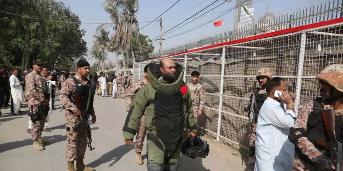 Pakistanische Truppen erreichen das chinesische Konsulat in der südpakistanischen Hafenstadt Karachi.