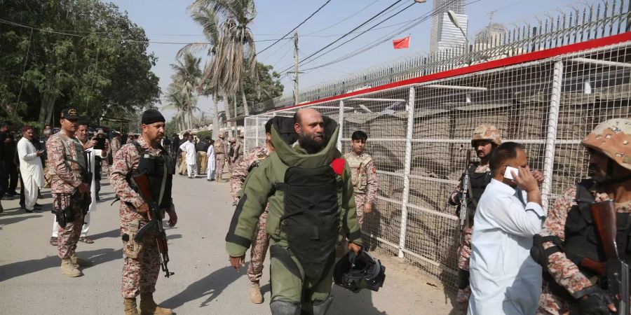 Pakistanische Truppen erreichen das chinesische Konsulat in der südpakistanischen Hafenstadt Karachi.