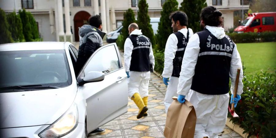 Die Forensiker suchen bei einer türkischen Villa nach Spuren.