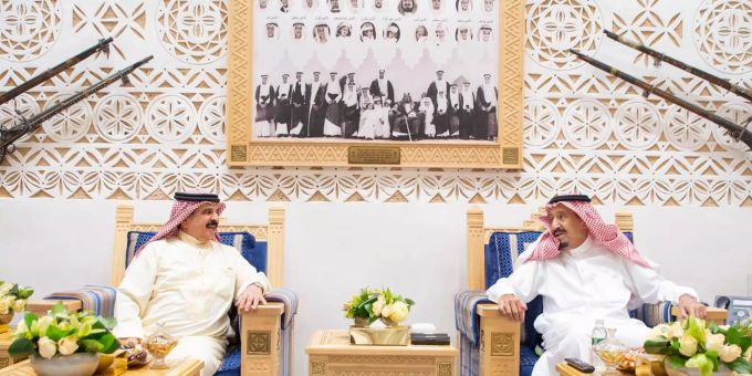 34 der 40 der Mandate in Bahrainer Parlament gehen an Kandidaten ohne Parteizugehörigkeit. Salman ibn Abd al-Aziz Al Saud, König von Saudi-Arabien, und Hamad bin Isa Al Chalifa, König von Bahrain, während eines gemeinsamen Treffens.