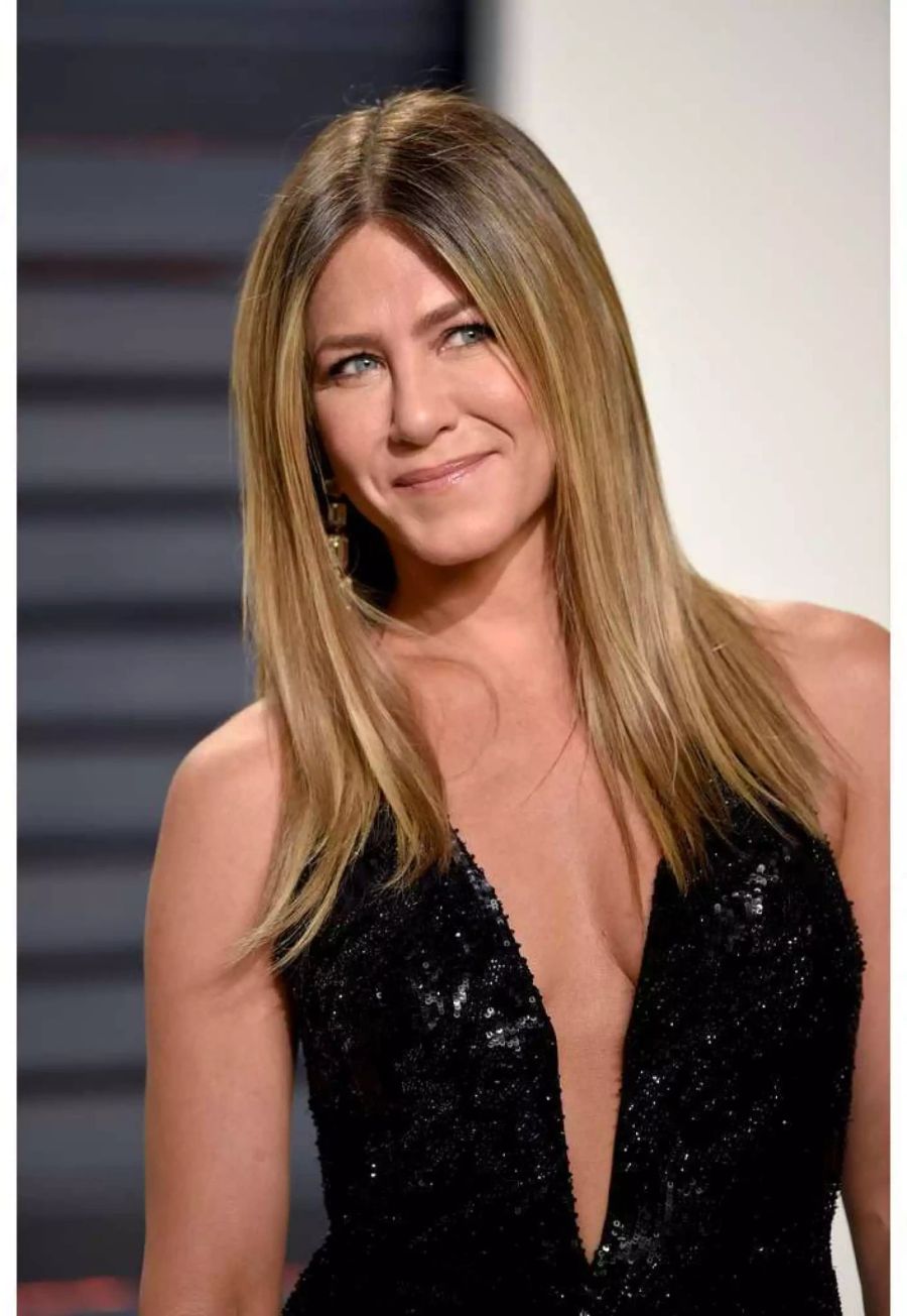 Pitts Exfrau Jennifer Aniston (49) hatte vor ihrem Erfolg bei der Serie «Friends» gleich mehrere Jobs. Unter anderem schuftete sie als Telefonverkäuferin, Fahrradbotin und Kellnerin.