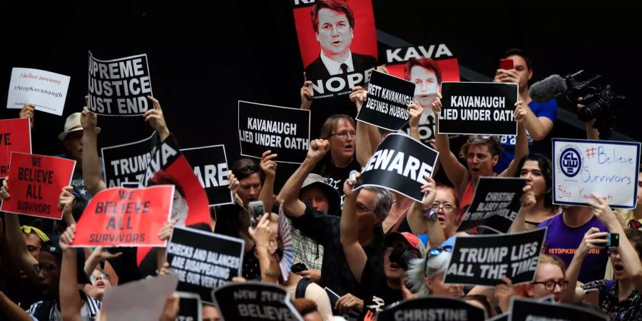 Demonstranten protestieren gegen die Ernennung des Kandidaten Kavanaugh an den Obersten Gerichtshof.