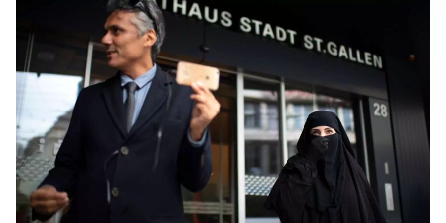 Rachid Nekkaz zeigte sich in St. Gallen vor dem Rathaus.
