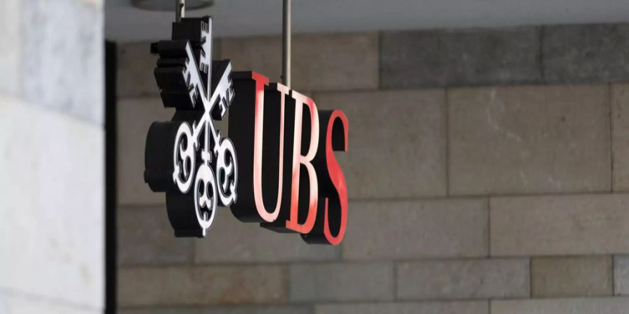 Der UBS-Hauptsitz mit Logo über dem Eingangsbereich am Paradeplatz in Zürich.