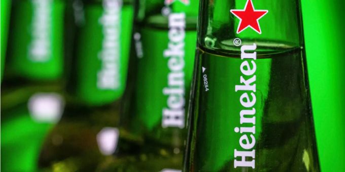 Teilauschnitt von mehreren Flaschen Heineken-Biers, die in einer Reihe stehen. Teilauschnitt von mehreren Flaschen Heineken-Biers, die in einer Reihe stehen.
