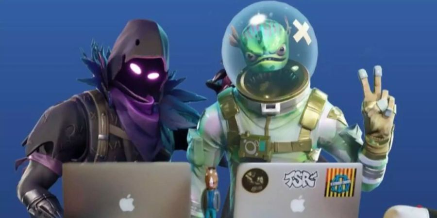 Fortnite Charaktere an Laptops.