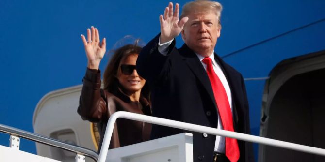 Donald und Melania Trump beim Eingang zur Air Force One.