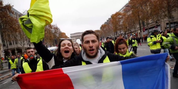 Die ehemalige französische Schauspielerin Brigitte Bardot solidarisiert sich auf Twitter mit der Aktion der sogenannten Gelbwesten. Demonstranten in Paris mit der für die Bewegung typischen gelben Leuchtweste.