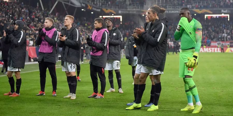 Die Spieler von RB Leipzig gehen nach der Niederlage zu den Fans.