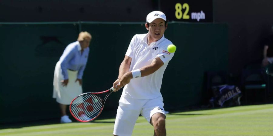 Yoshihito Nishioka schlägt in Wimbledon eine Rückhand gegen Marin Cilic