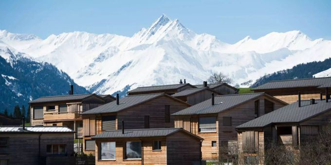 Ferienwohnungen mit dem Piz Terri im Hintergrund. ferienwohnung