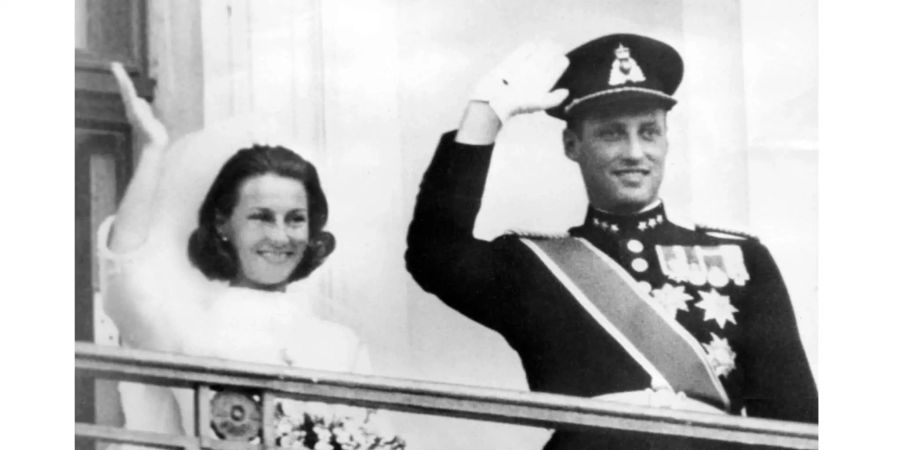 Das frisch getraute Paar, Kronprinzessin Sonja und Kronprinz Harald von Norwegen, winken vom Balkon des königlichen Schlosses nach ihrer Hochzeit der wartenden Bevölkerung zu.