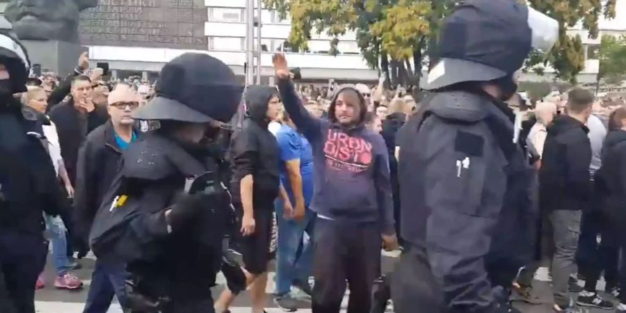 Ein Demonstrant in Chemnitz (D) zeigt der Polizei den Hitlergruss.