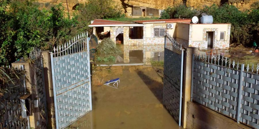 Der Blick auf ein überflutetes Landhaus in Casteldaccia bei Palermo, in dem neun Menschen ihr Leben verloren. Seit Beginn der Serie von Unwettern im ganzen Land vor einer Woche sind rund 30 Menschen ums Leben gekommen. 17 Unwettertote seien bis Samstagabend bestätigt gewesen, sagte ein Zivilschutzsprecher der dpa.