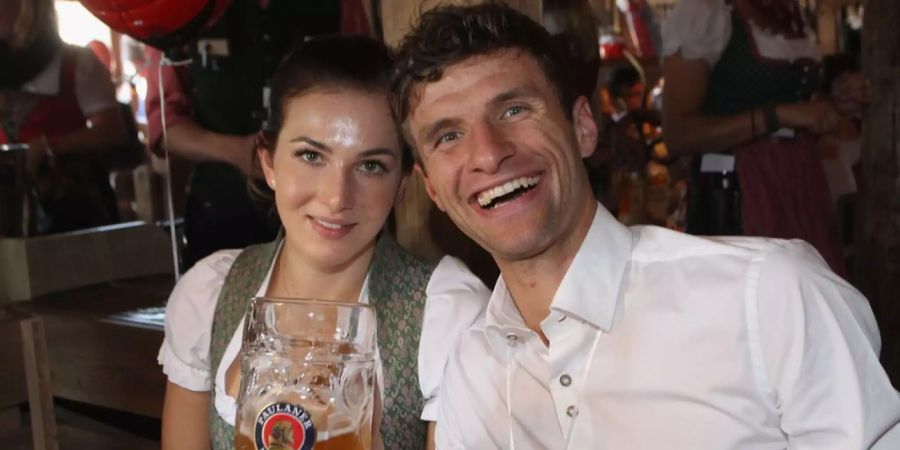 Lisa und Thomas Müller posieren auf dem Oktoberfest für ein Foto.